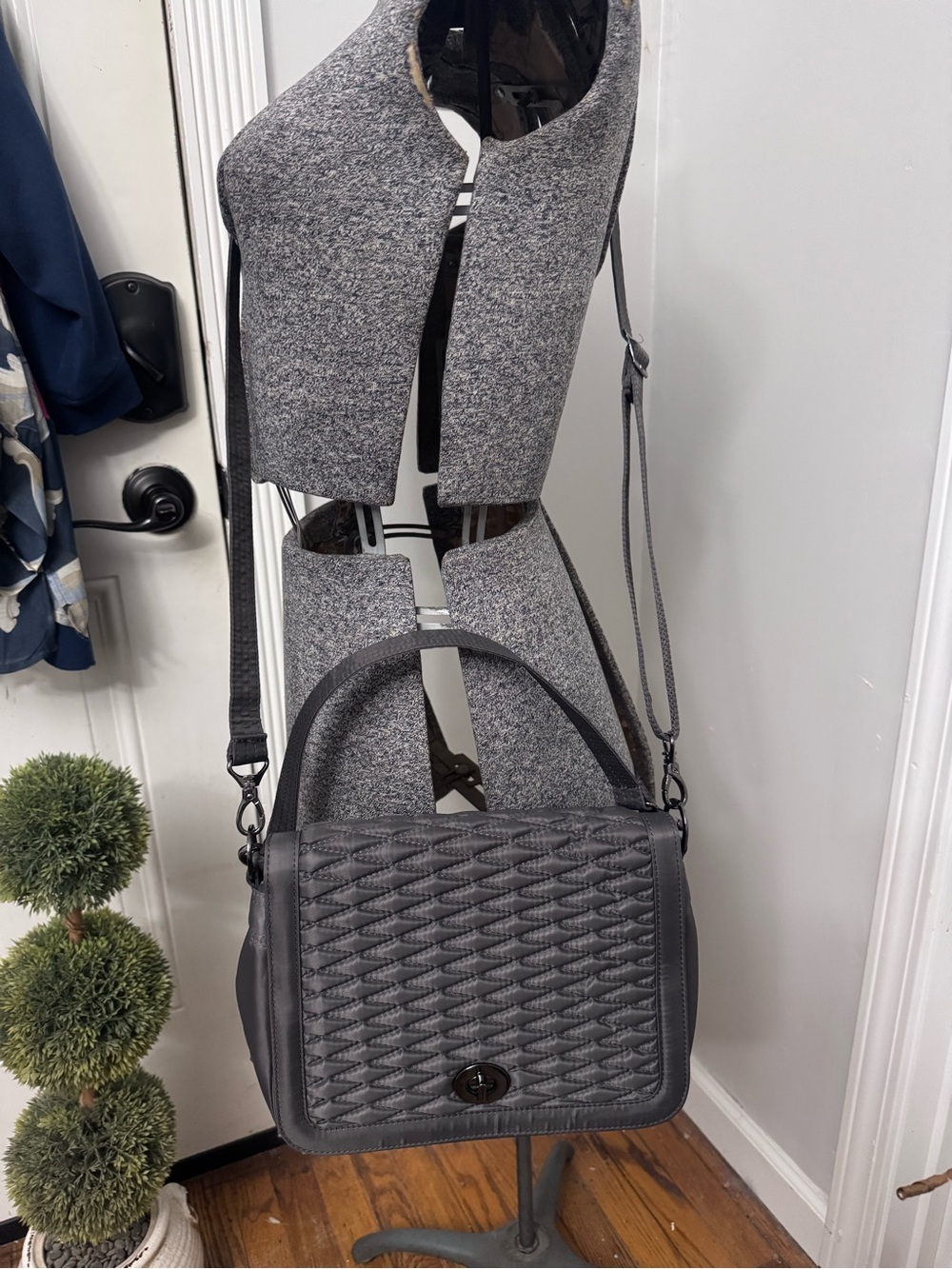 Lug Presto Quilted Grey Crossbody Detachable Strap Turn Lock - Picture 5 of 11